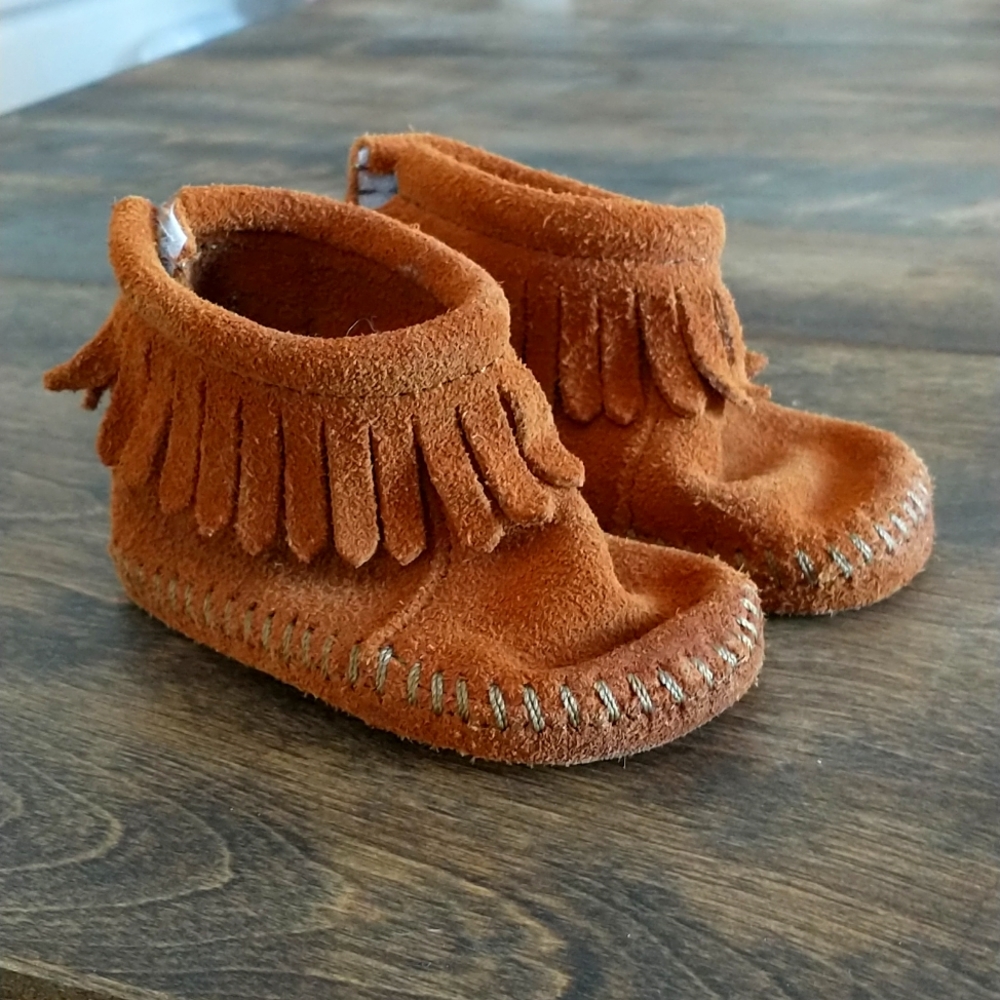 Minnetonka Kids Suede Back Flap Fringe Bootie Size 1